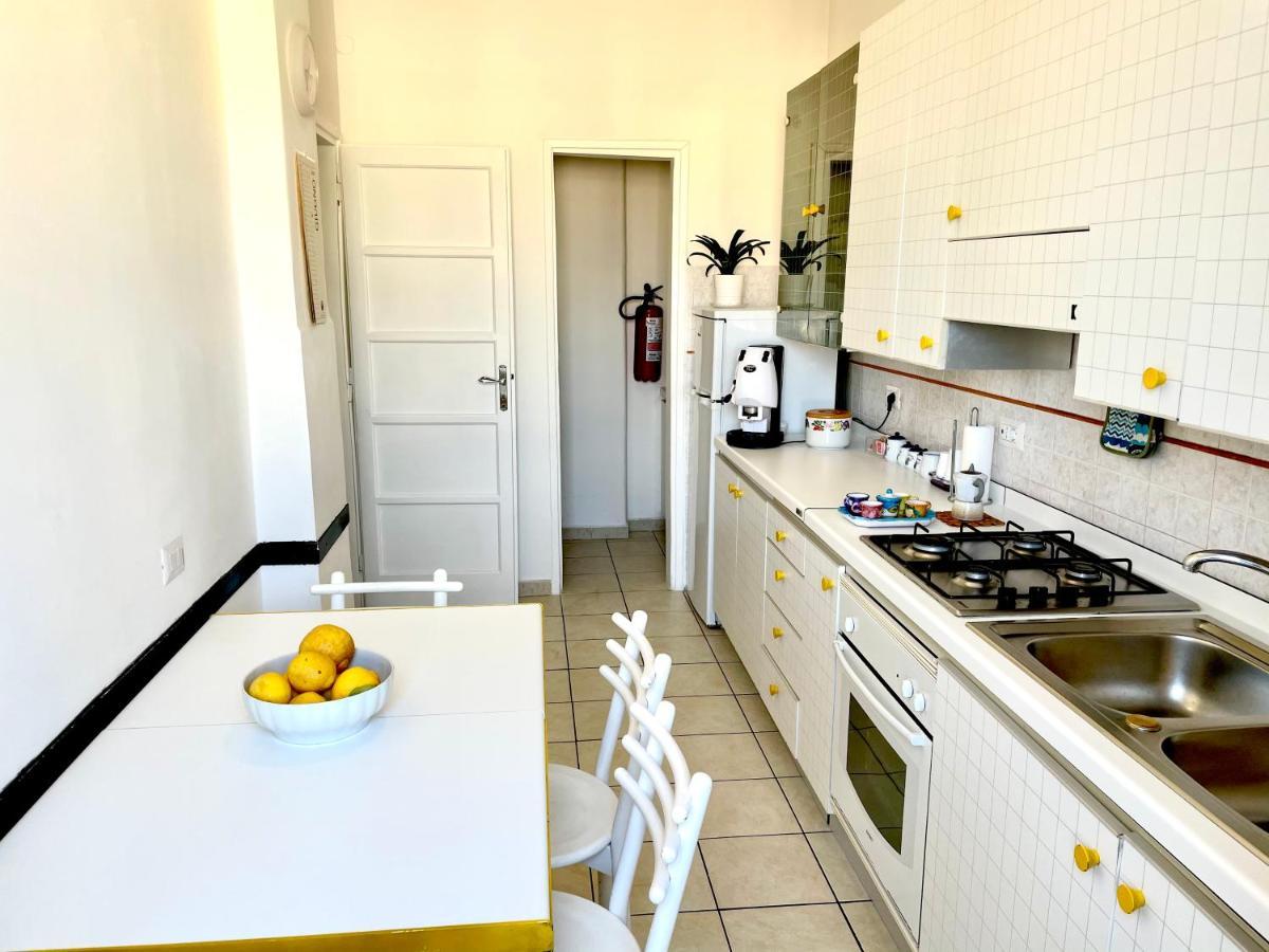 Casa Vacanze Sunshine ซาแลร์โน ภายนอก รูปภาพ