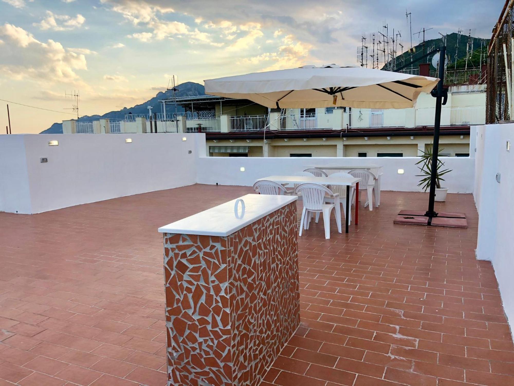 Casa Vacanze Sunshine ซาแลร์โน ภายนอก รูปภาพ