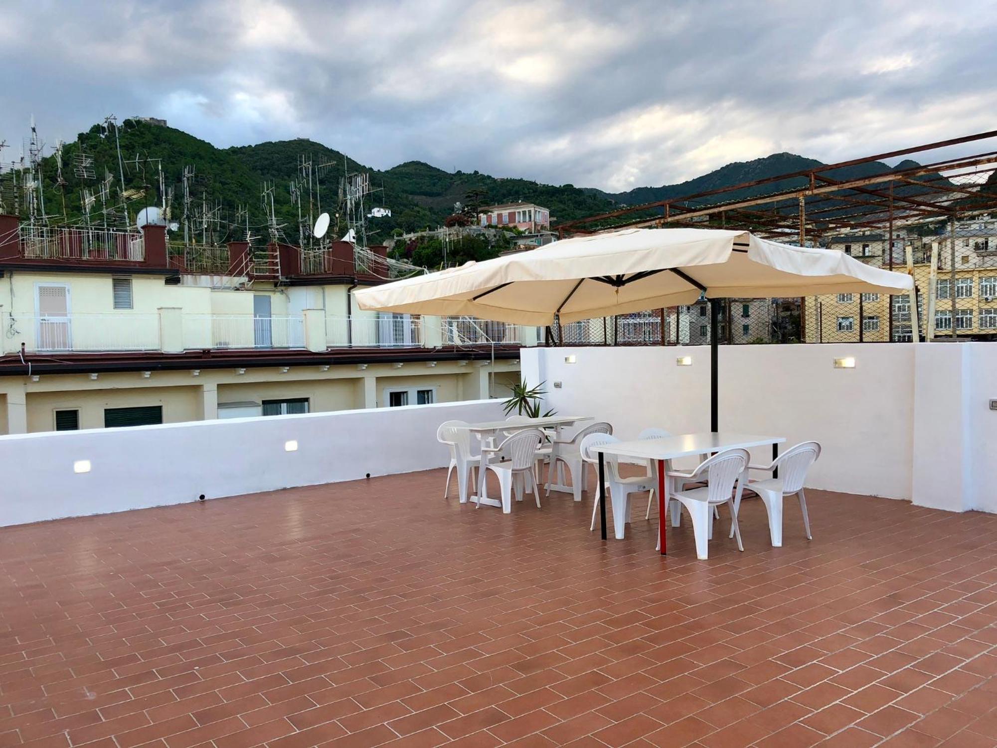 Casa Vacanze Sunshine ซาแลร์โน ภายนอก รูปภาพ
